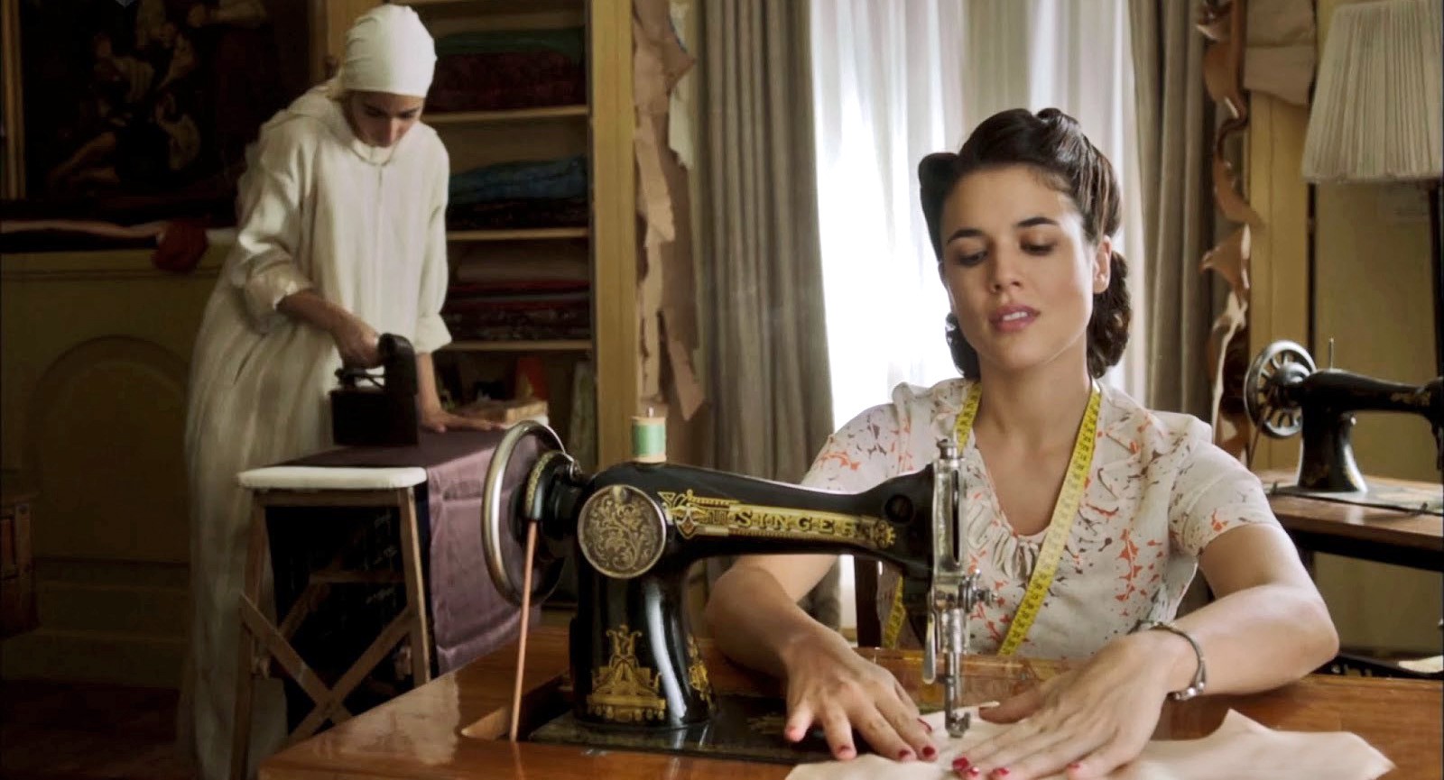 A história real por trás da série “O tempo entre costuras” | by Jaqueline Peixer | Louca por História | Medium